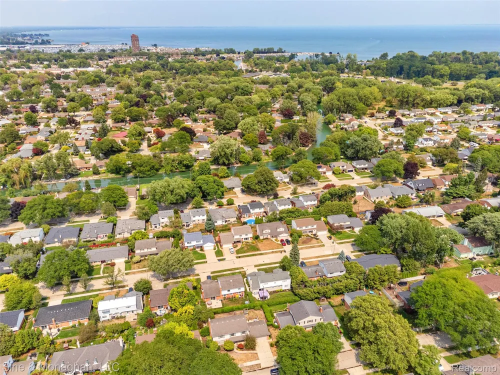 792 S Rosedale Court Grosse Pointe Woods City, MI 48236