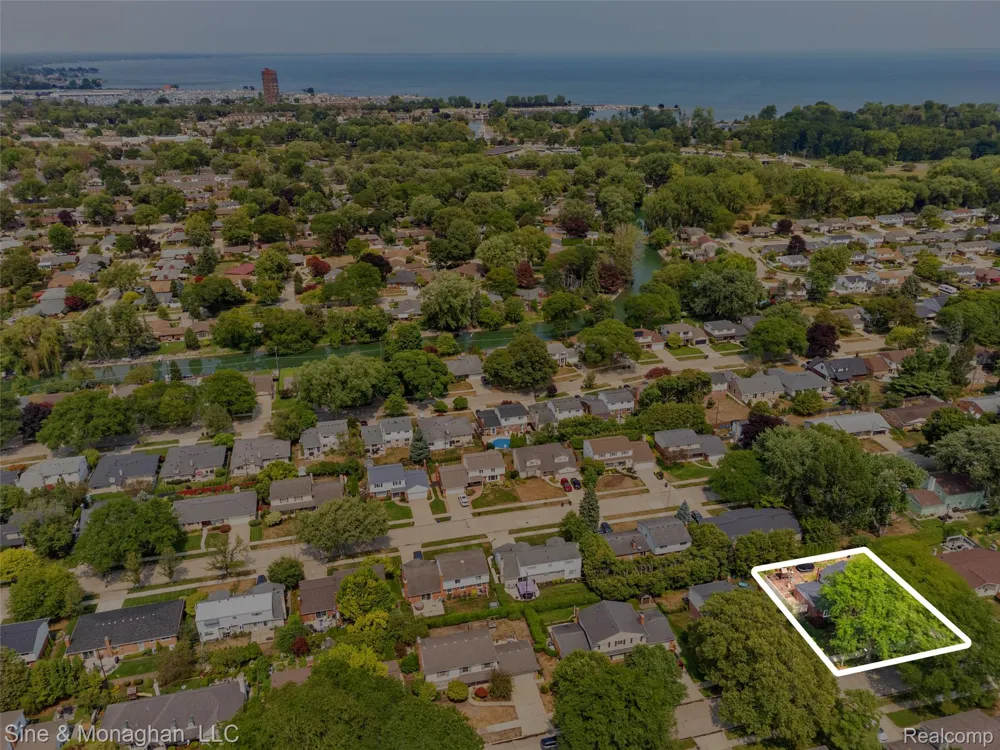792 S Rosedale Court Grosse Pointe Woods City, MI 48236