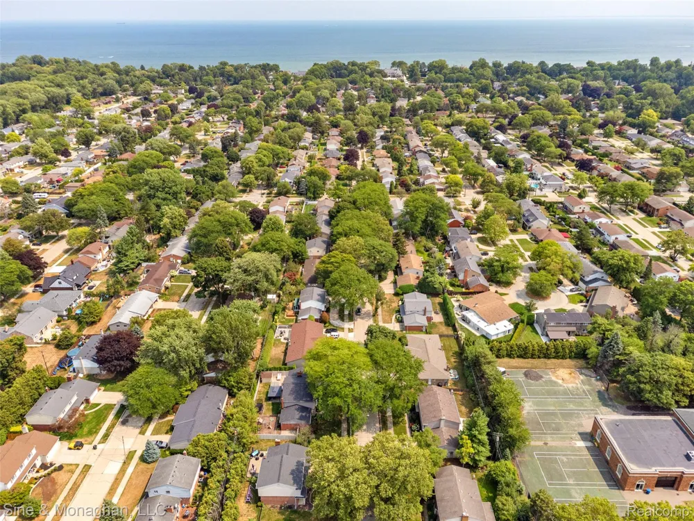 792 S Rosedale Court Grosse Pointe Woods City, MI 48236