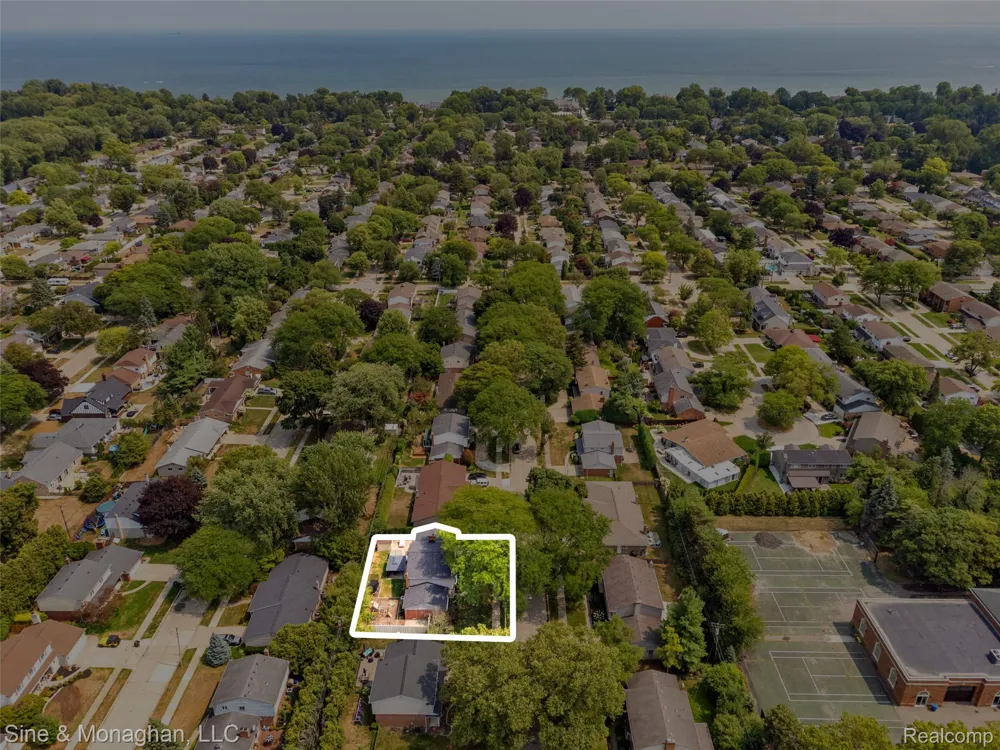 792 S Rosedale Court Grosse Pointe Woods City, MI 48236