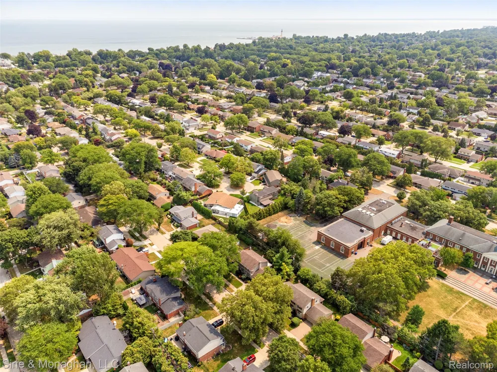 792 S Rosedale Court Grosse Pointe Woods City, MI 48236