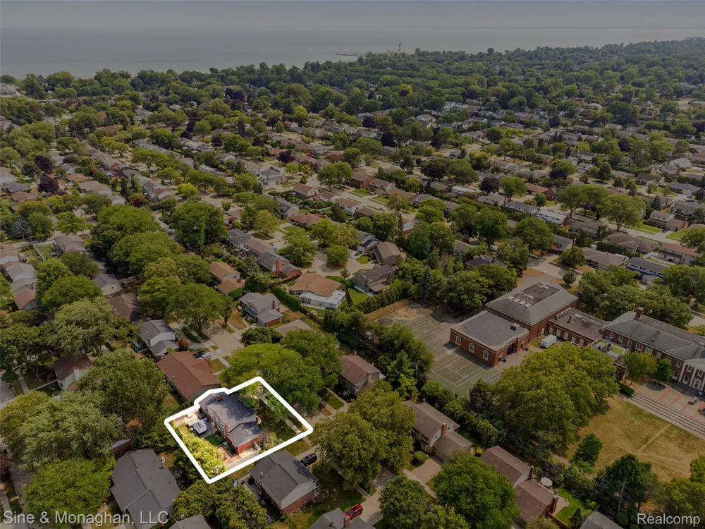 792 S Rosedale Court Grosse Pointe Woods City, MI 48236