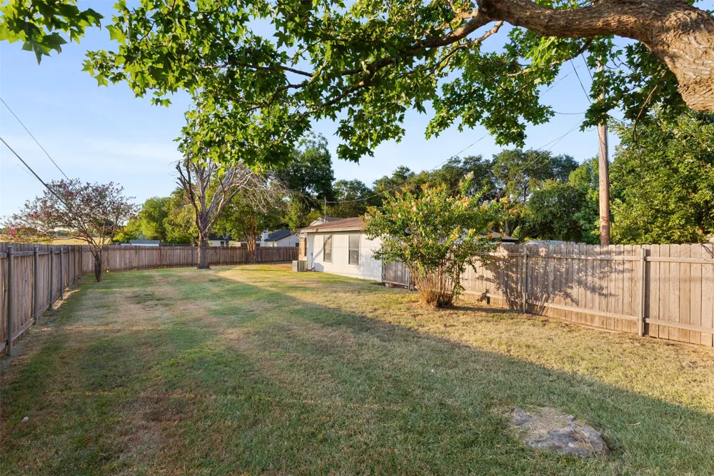 401 Lindenwood Lane W Hewitt, TX 76643