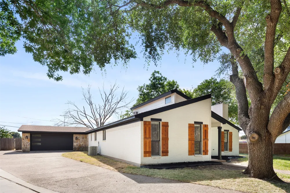 401 Lindenwood Lane W Hewitt, TX 76643