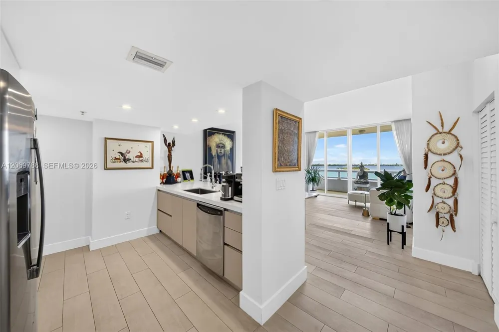 1800 Bayshore Dr #809 Miami, FL 33132