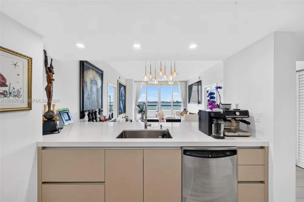 1800 Bayshore Dr #809 Miami, FL 33132