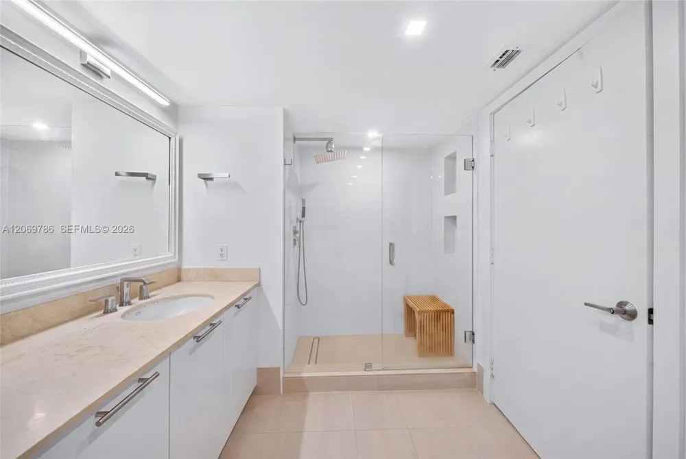 1800 Bayshore Dr #809 Miami, FL 33132