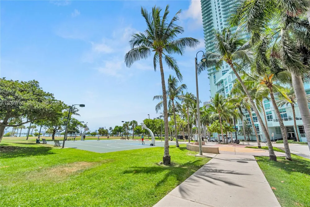 1800 Bayshore Dr #809 Miami, FL 33132