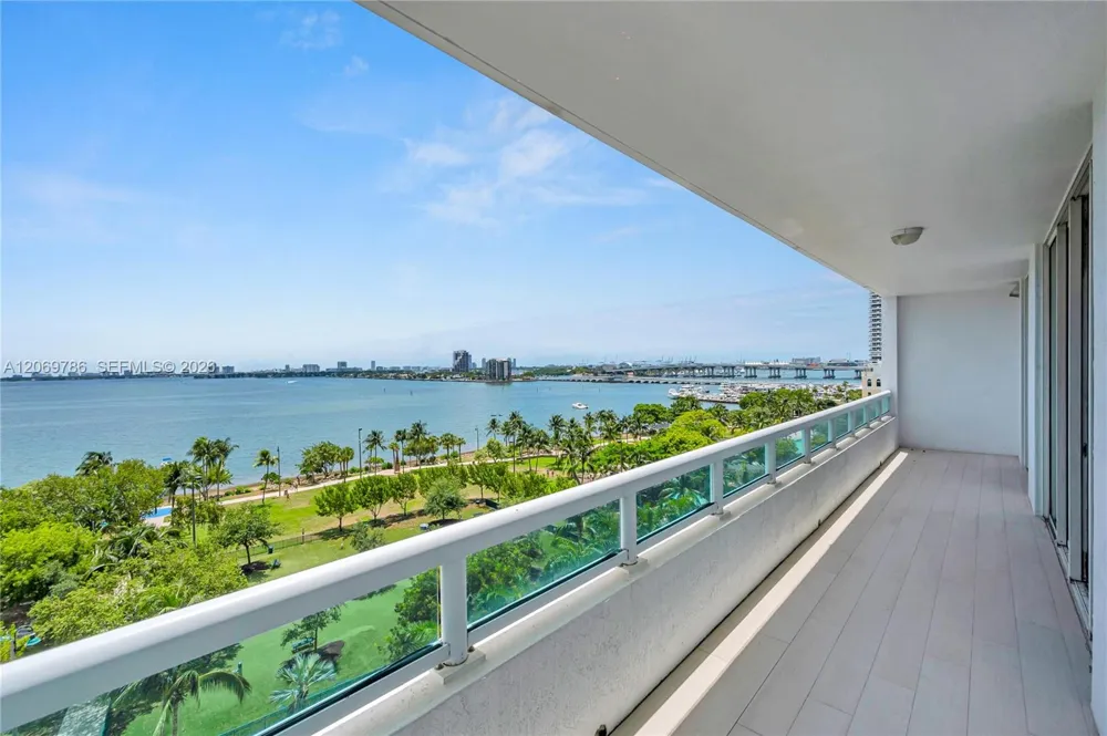1800 Bayshore Dr #809 Miami, FL 33132