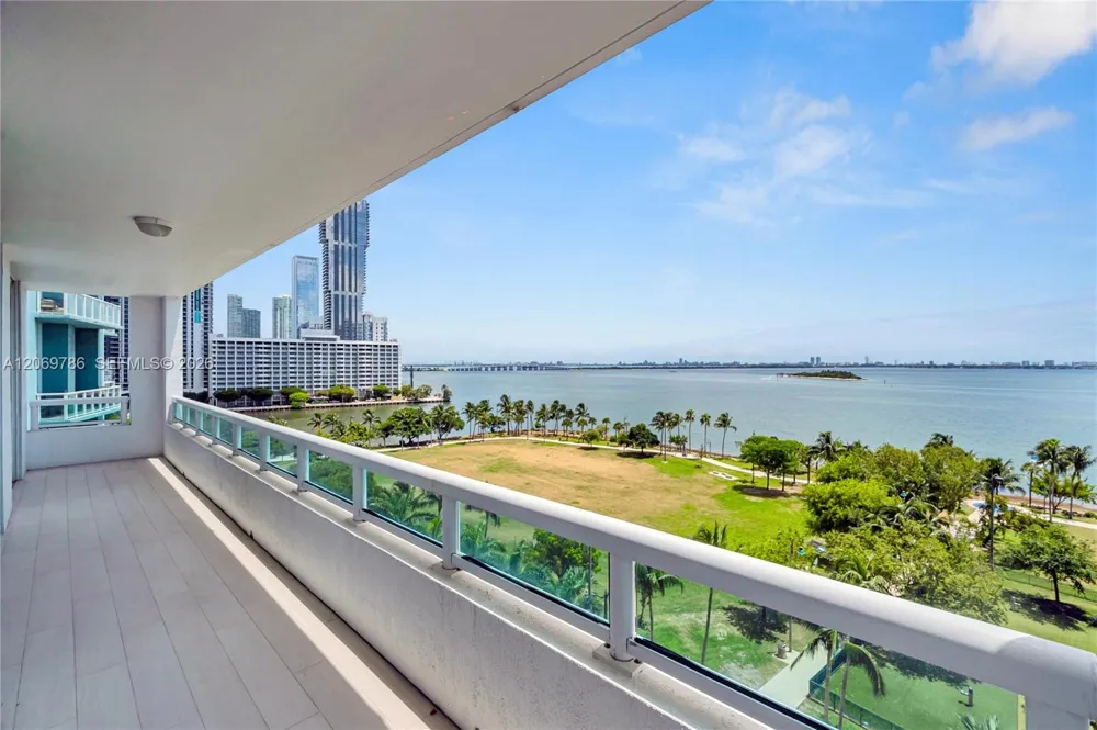 1800 Bayshore Dr #809 Miami, FL 33132