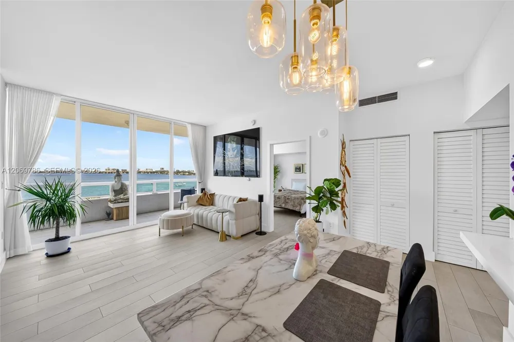 1800 Bayshore Dr #809 Miami, FL 33132