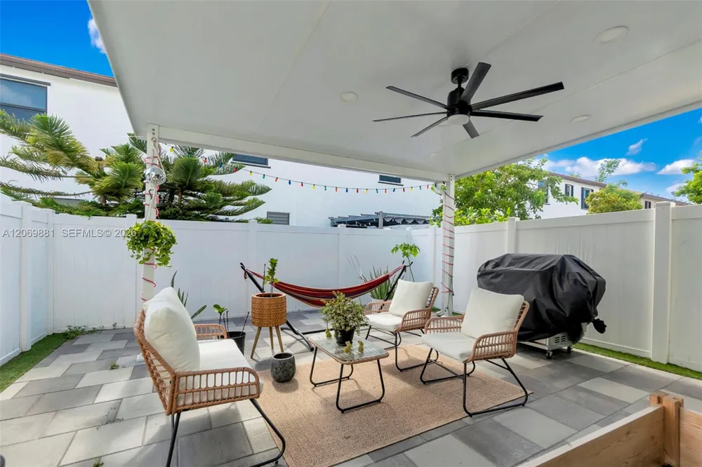 10615 W 34th Ct Hialeah, FL 33018