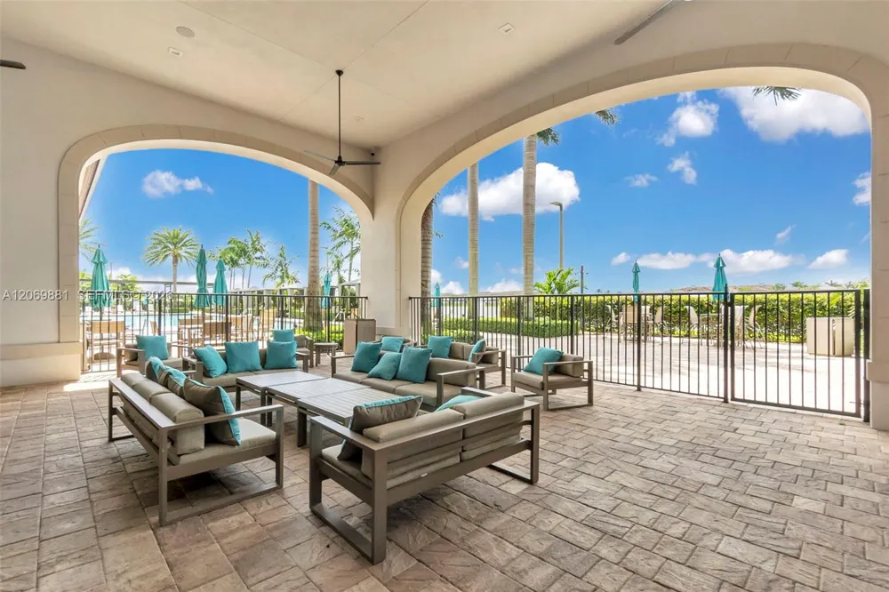10615 W 34th Ct Hialeah, FL 33018