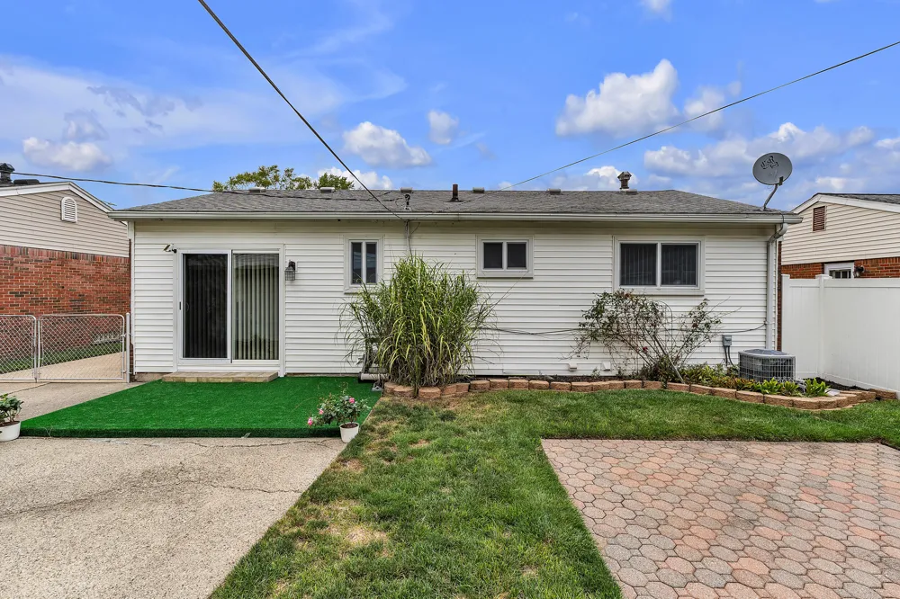 35075 Sansburn Street Westland, MI 48186