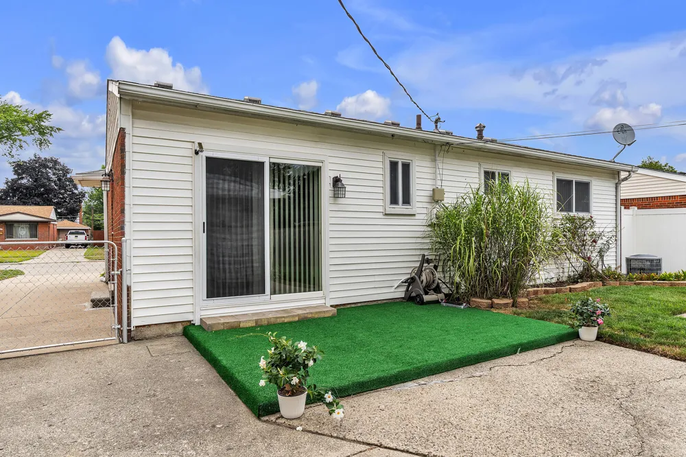 35075 Sansburn Street Westland, MI 48186