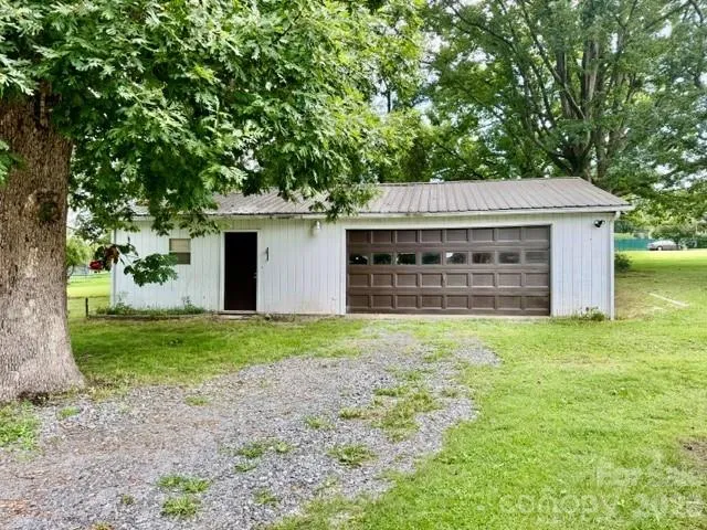 3839 1st Avenue NW Hickory, NC 28601