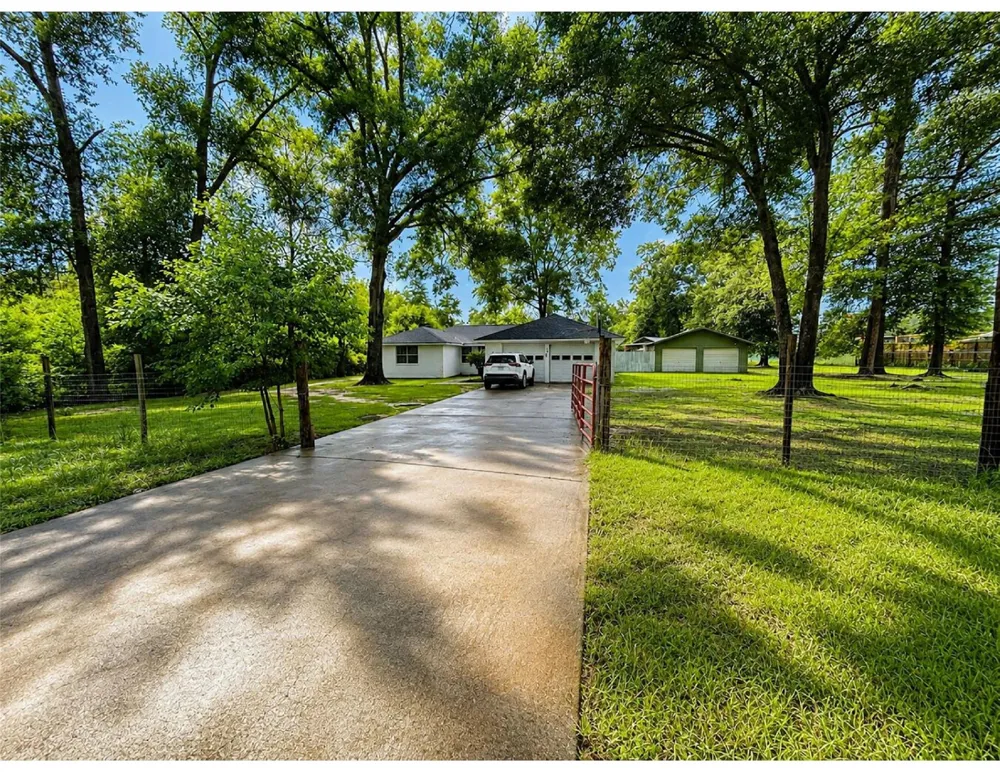 214 Mills Drive Livingston, TX 77351