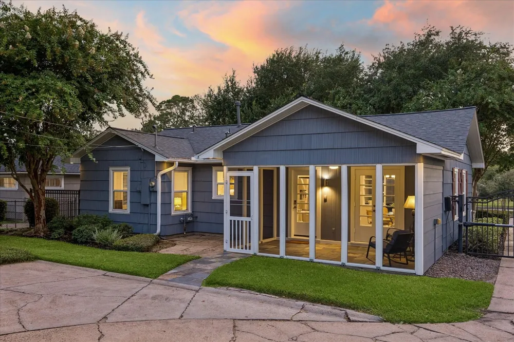 826 T C Jester Boulevard Houston, TX 77008