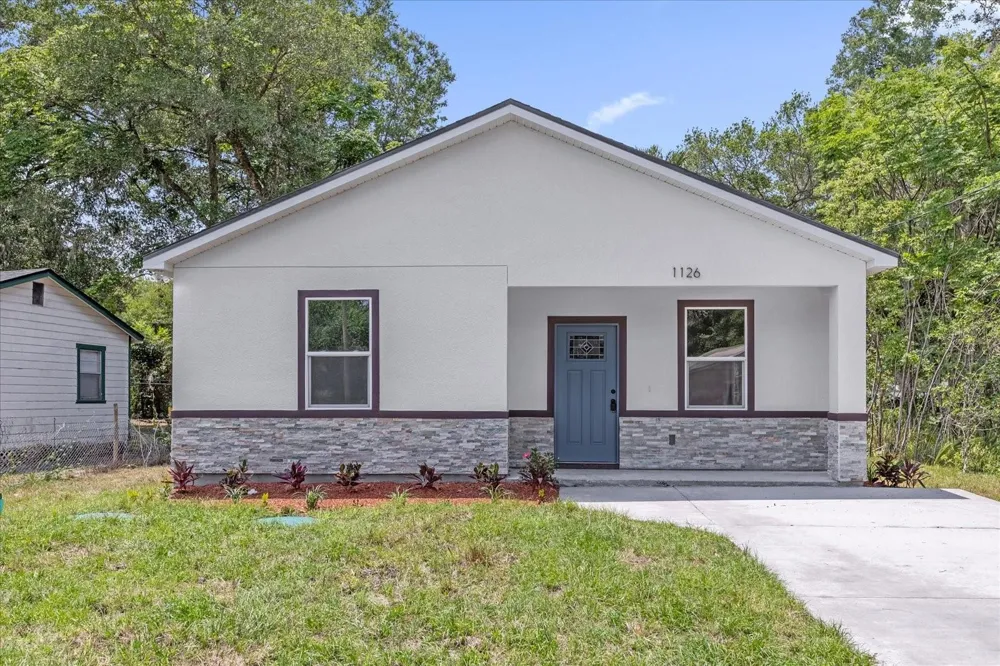 1126 S THOMPSON AVENUE Deland, FL 32720