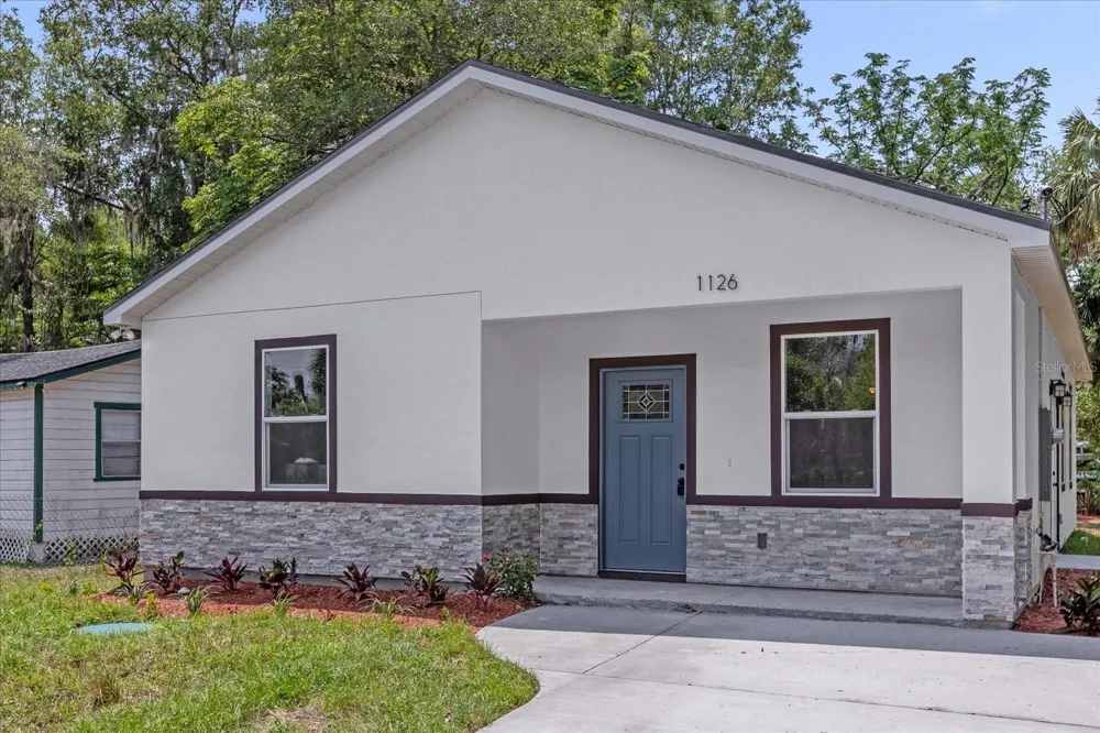 1126 S THOMPSON AVENUE Deland, FL 32720