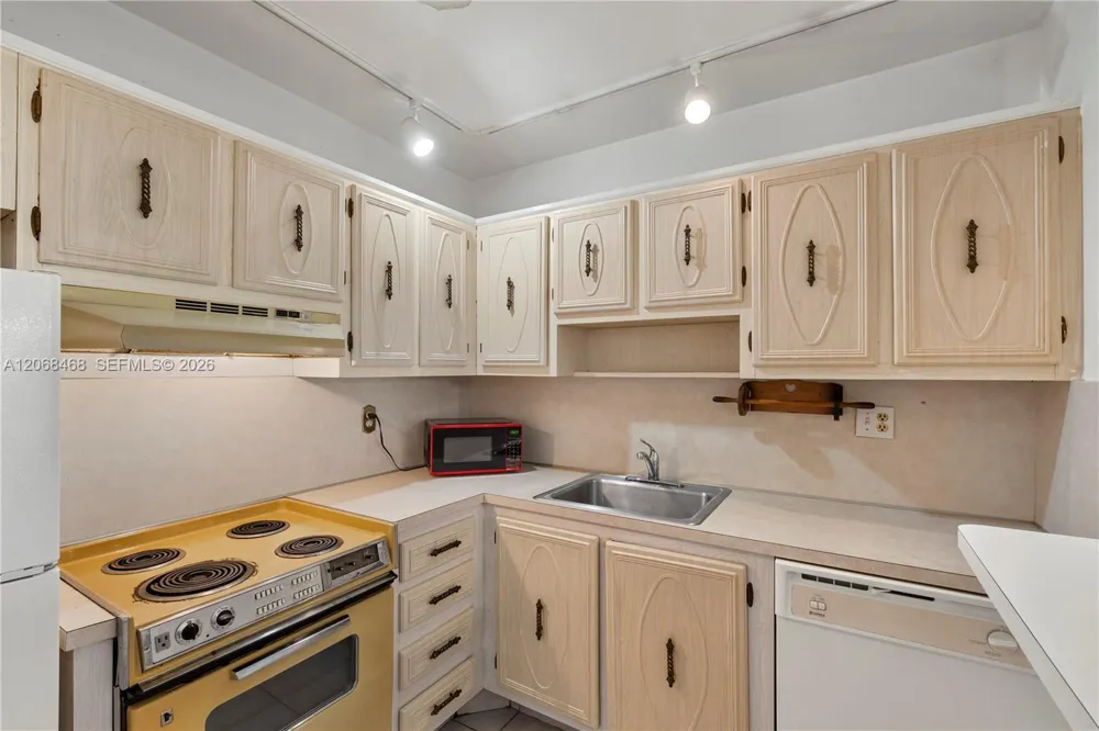 5620 SW 3rd Pl #103 Margate, FL 33068