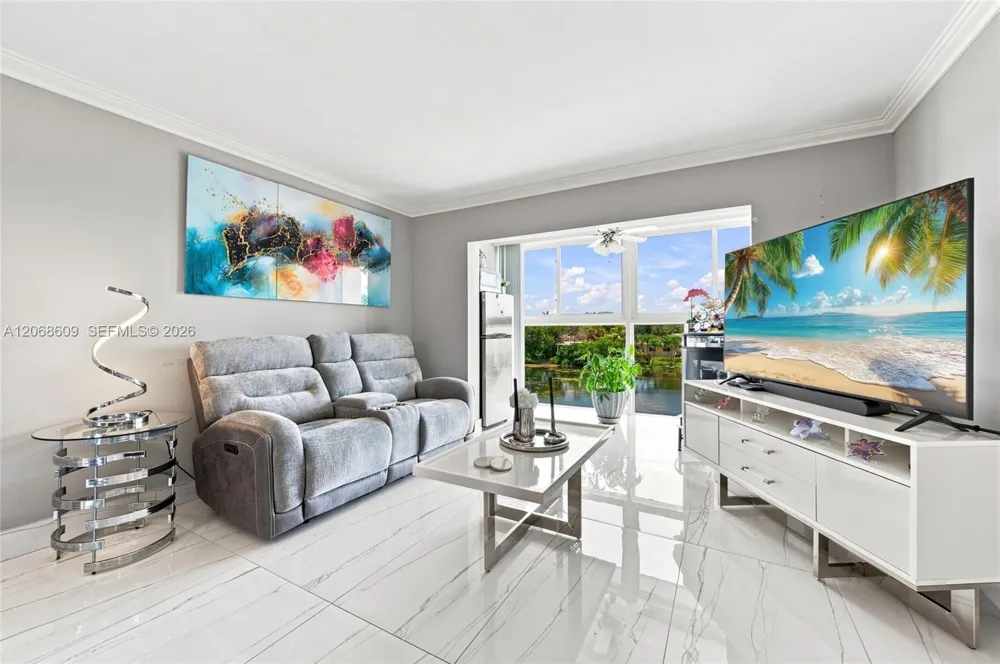 2741 Pine Island Rd #302 Sunrise, FL 33322