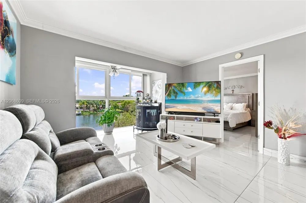 2741 Pine Island Rd #302 Sunrise, FL 33322
