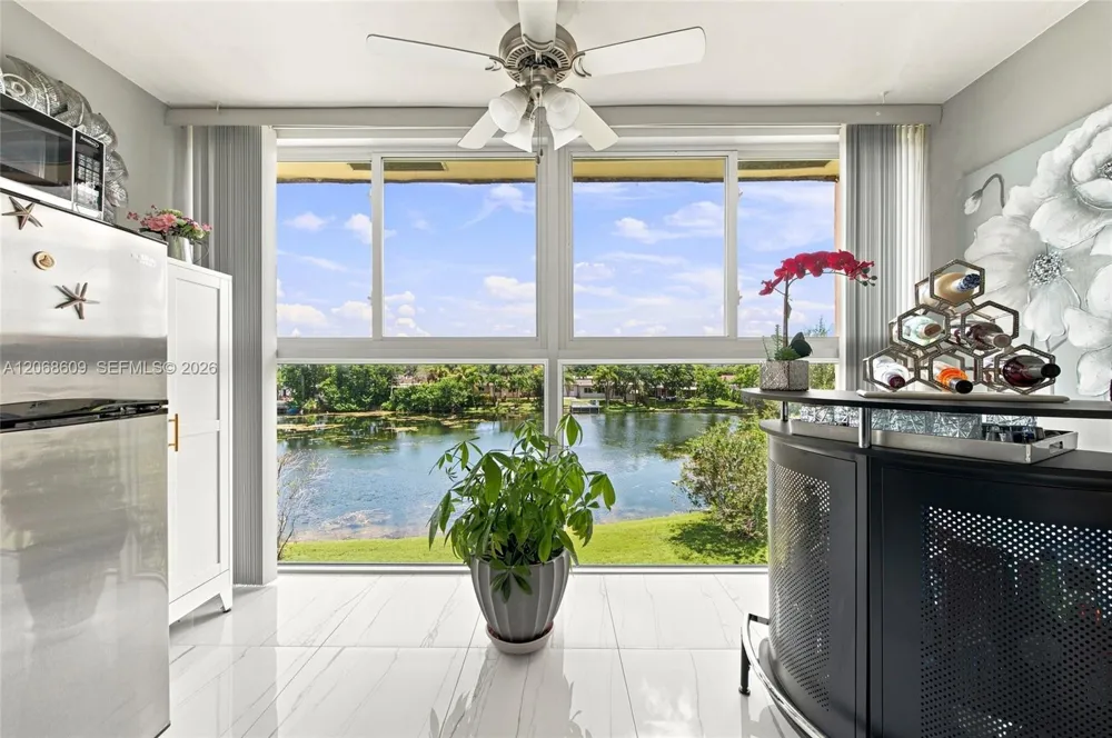 2741 Pine Island Rd #302 Sunrise, FL 33322