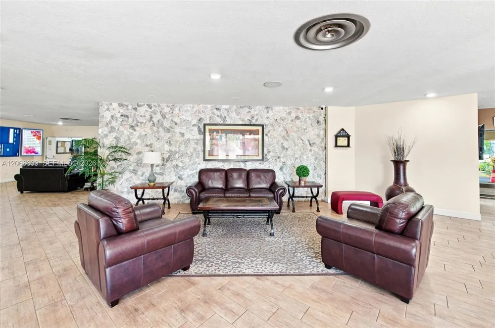 2741 Pine Island Rd #302 Sunrise, FL 33322