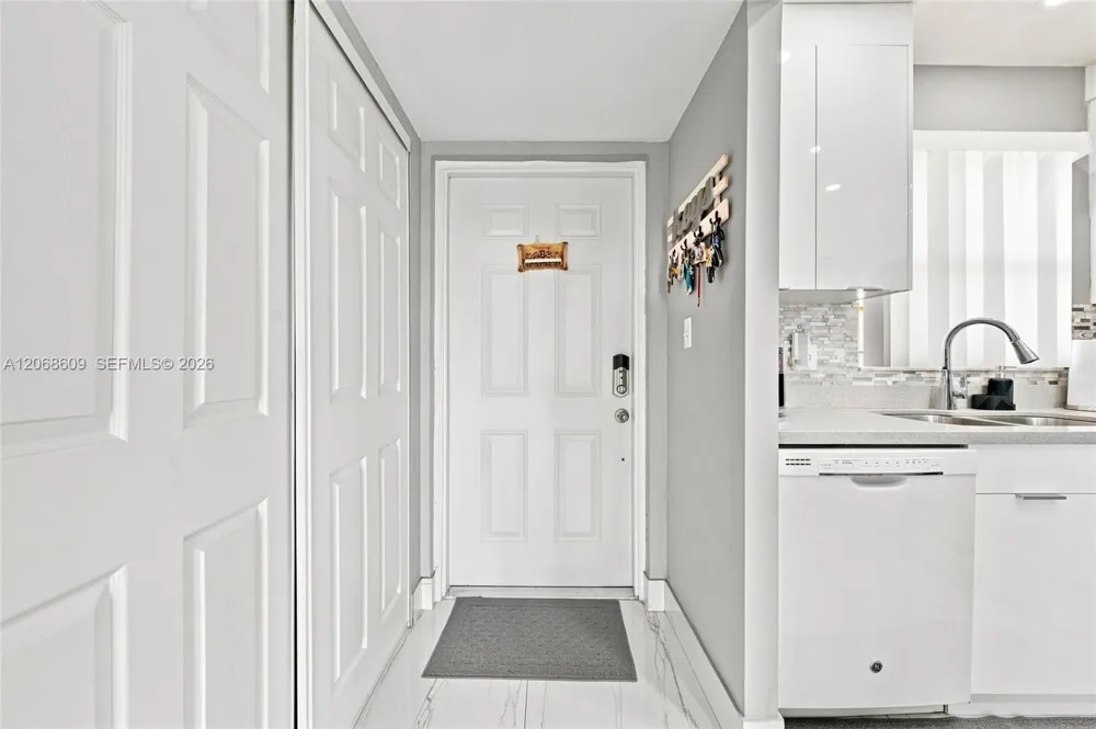 2741 Pine Island Rd #302 Sunrise, FL 33322