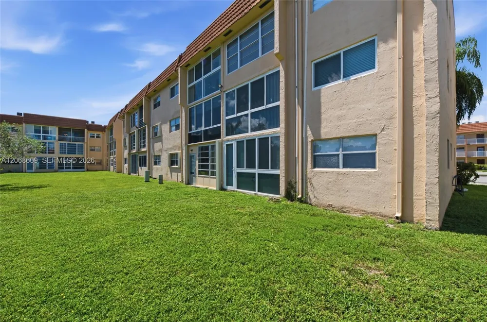 2741 Pine Island Rd #302 Sunrise, FL 33322