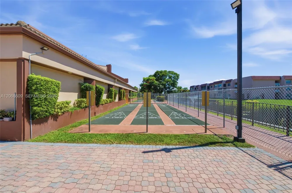 2741 Pine Island Rd #302 Sunrise, FL 33322