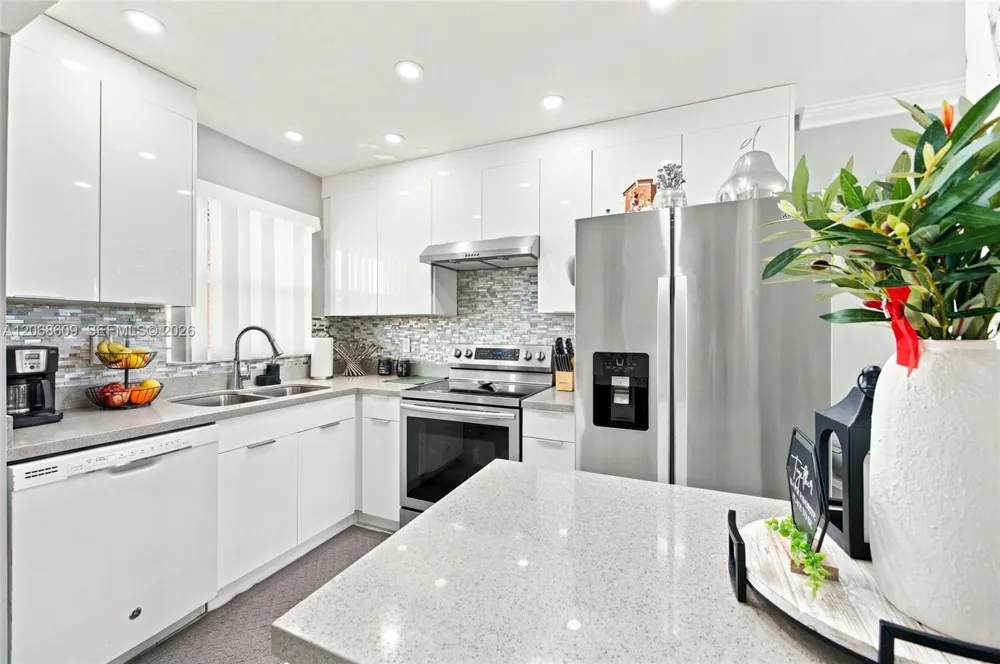 2741 Pine Island Rd #302 Sunrise, FL 33322