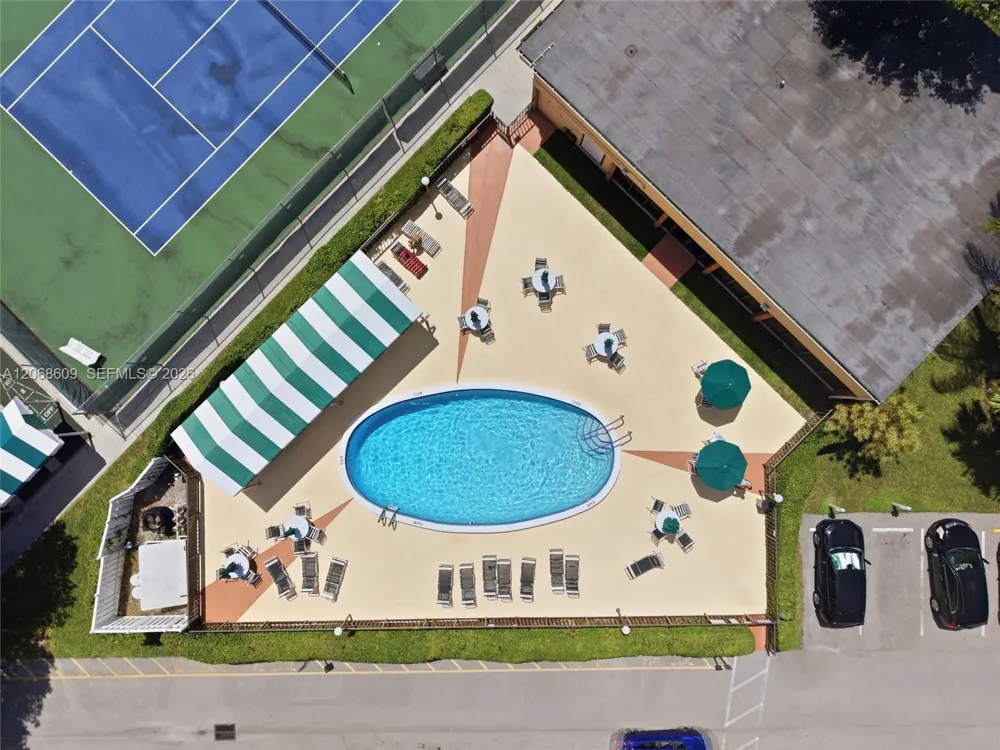 2741 Pine Island Rd #302 Sunrise, FL 33322