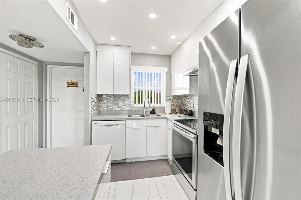 2741 Pine Island Rd #302 Sunrise, FL 33322