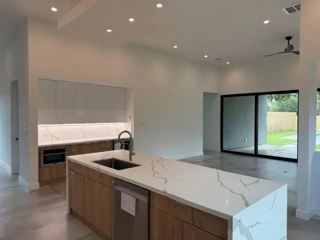 2030 Forest Hill Boulevard Houston, TX 77023