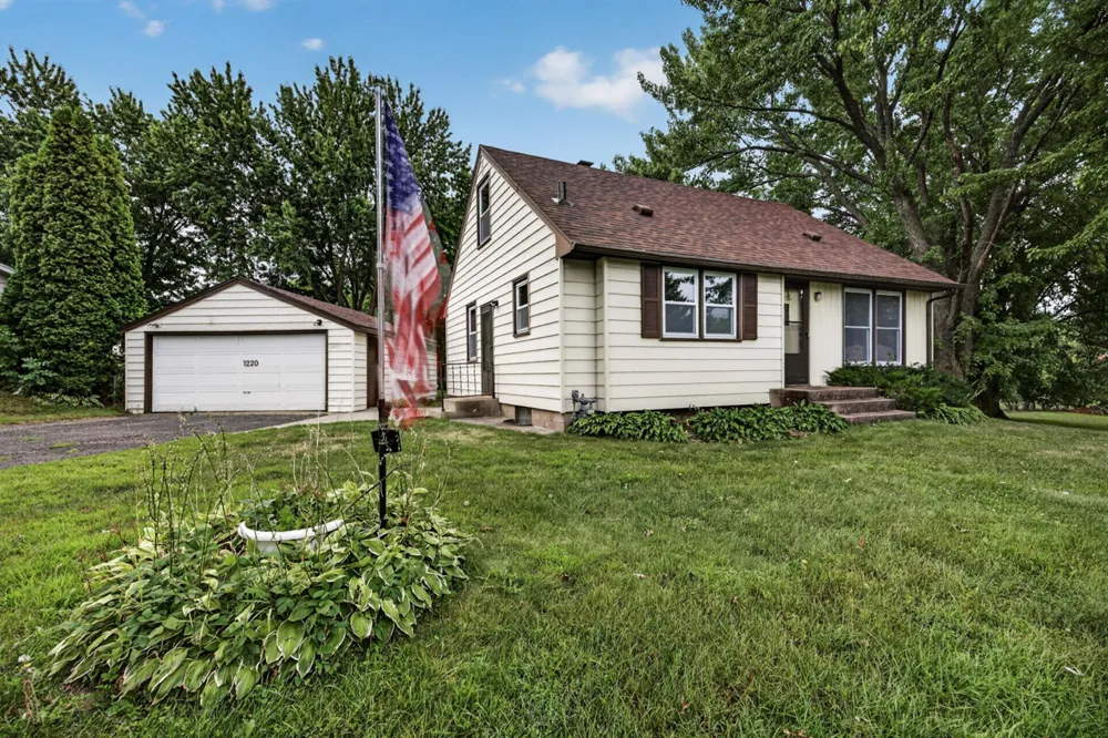 1220 Frisbie Avenue Maplewood, MN 55109