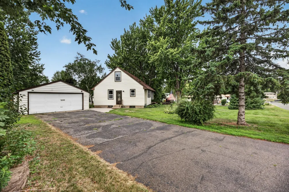 1220 Frisbie Avenue Maplewood, MN 55109