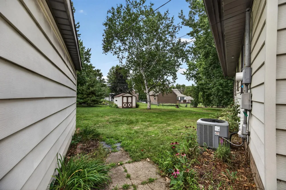 1220 Frisbie Avenue Maplewood, MN 55109