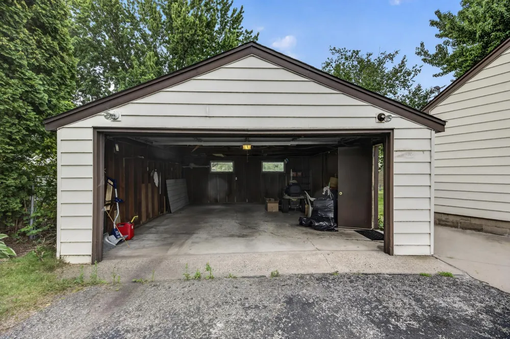 1220 Frisbie Avenue Maplewood, MN 55109