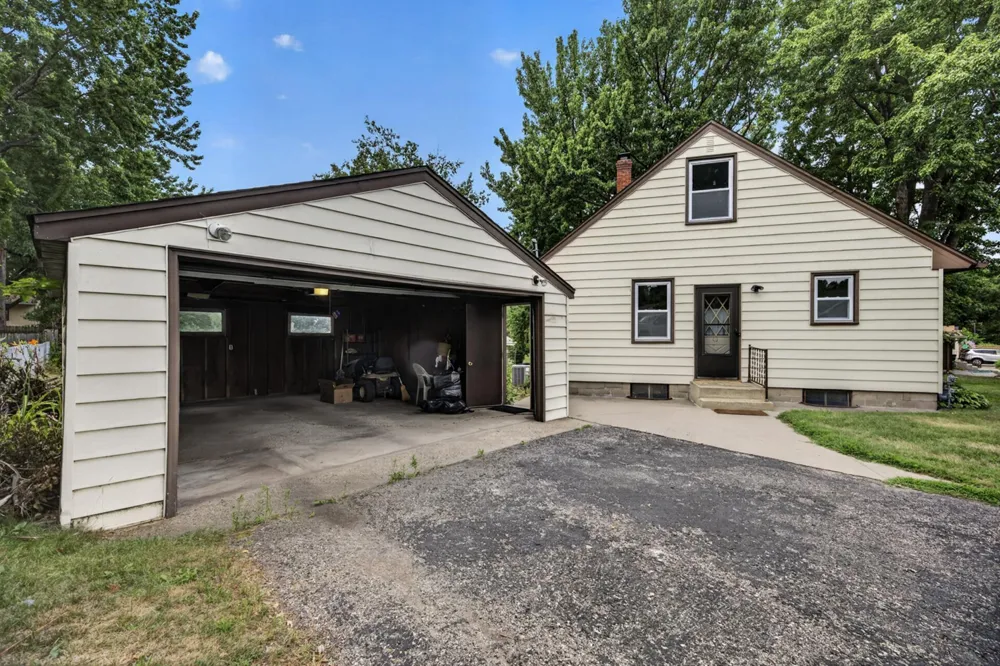 1220 Frisbie Avenue Maplewood, MN 55109