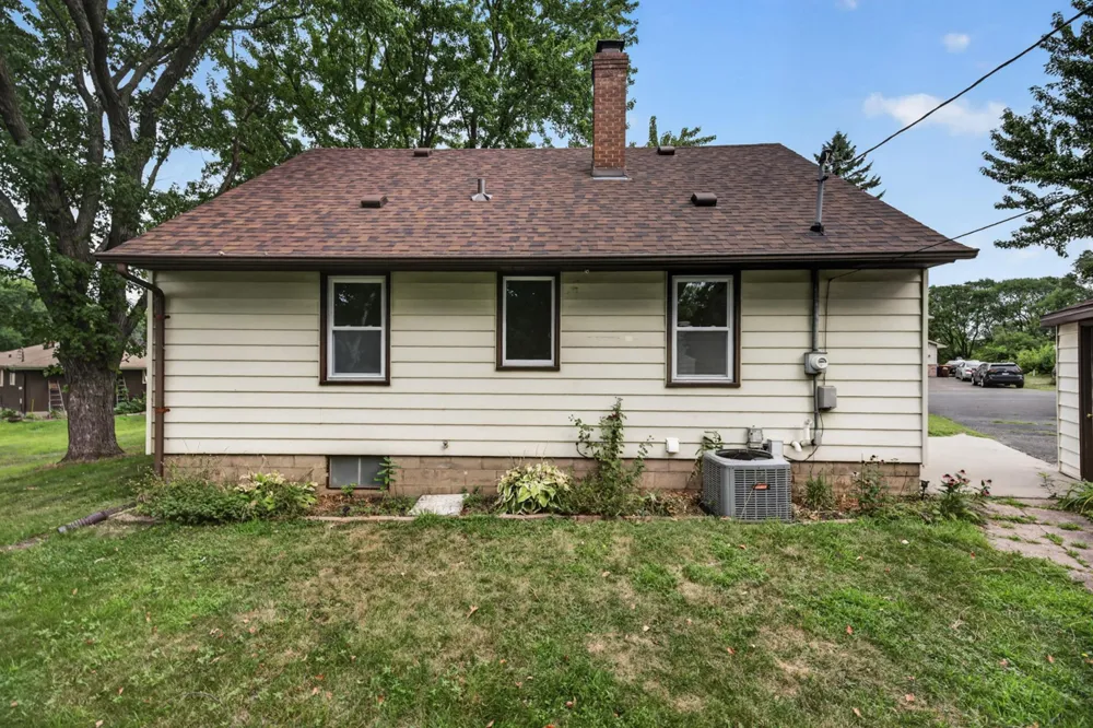 1220 Frisbie Avenue Maplewood, MN 55109