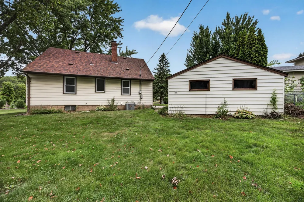 1220 Frisbie Avenue Maplewood, MN 55109