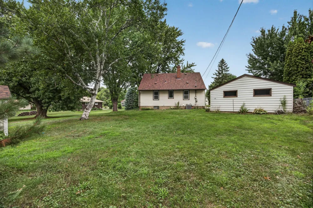 1220 Frisbie Avenue Maplewood, MN 55109