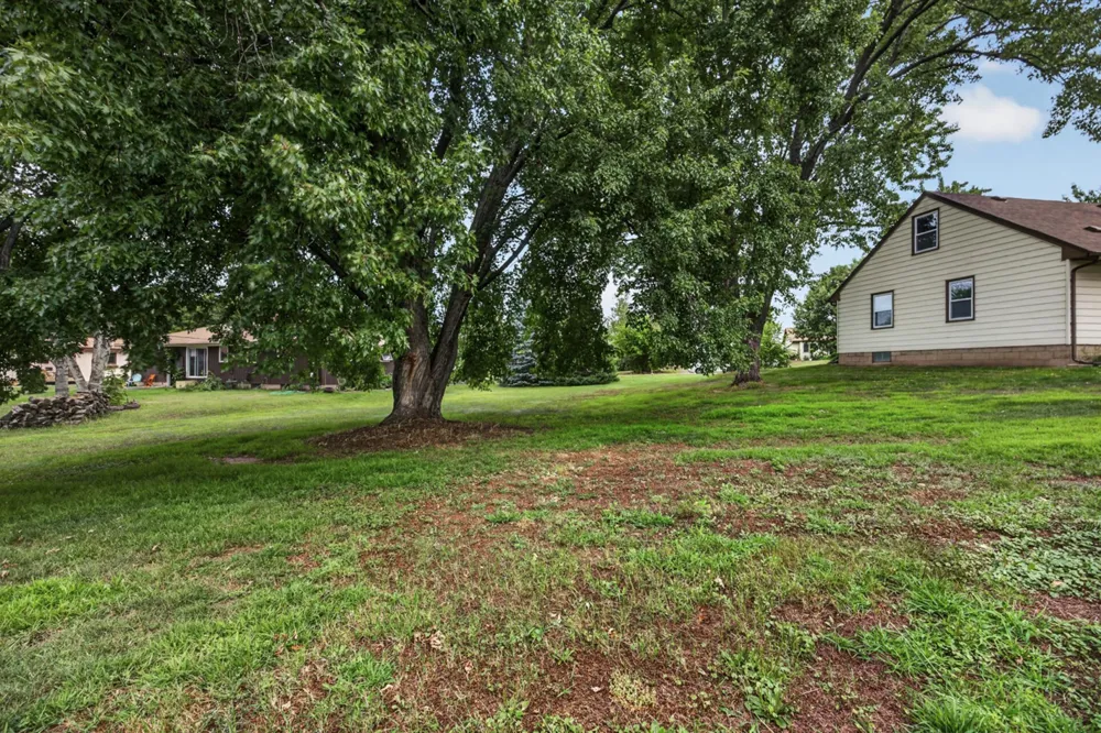 1220 Frisbie Avenue Maplewood, MN 55109
