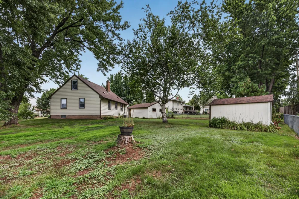 1220 Frisbie Avenue Maplewood, MN 55109