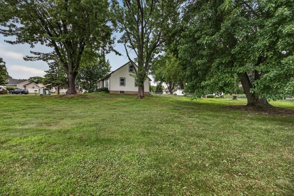 1220 Frisbie Avenue Maplewood, MN 55109