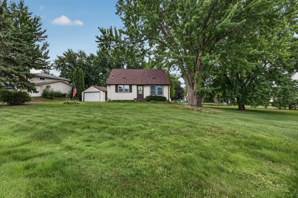 1220 Frisbie Avenue Maplewood, MN 55109