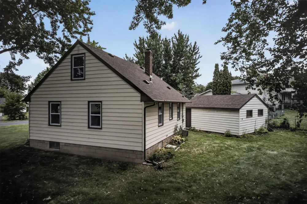 1220 Frisbie Avenue Maplewood, MN 55109