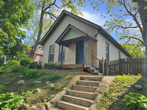 906 Russell Street